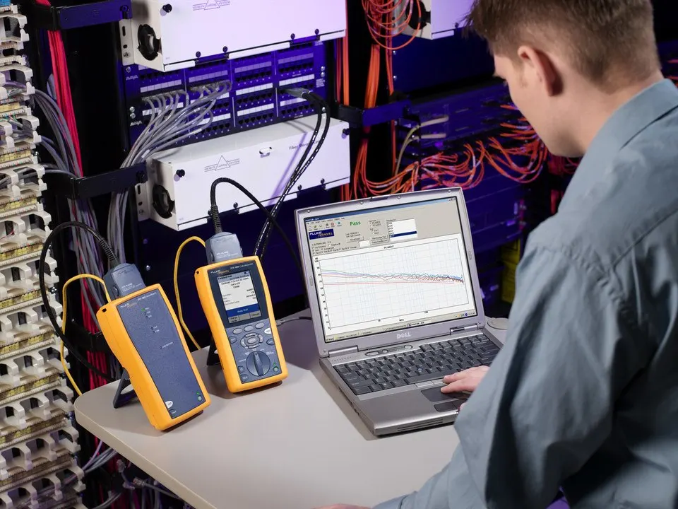 Technician performing OTDR fiber optic testing Dubai